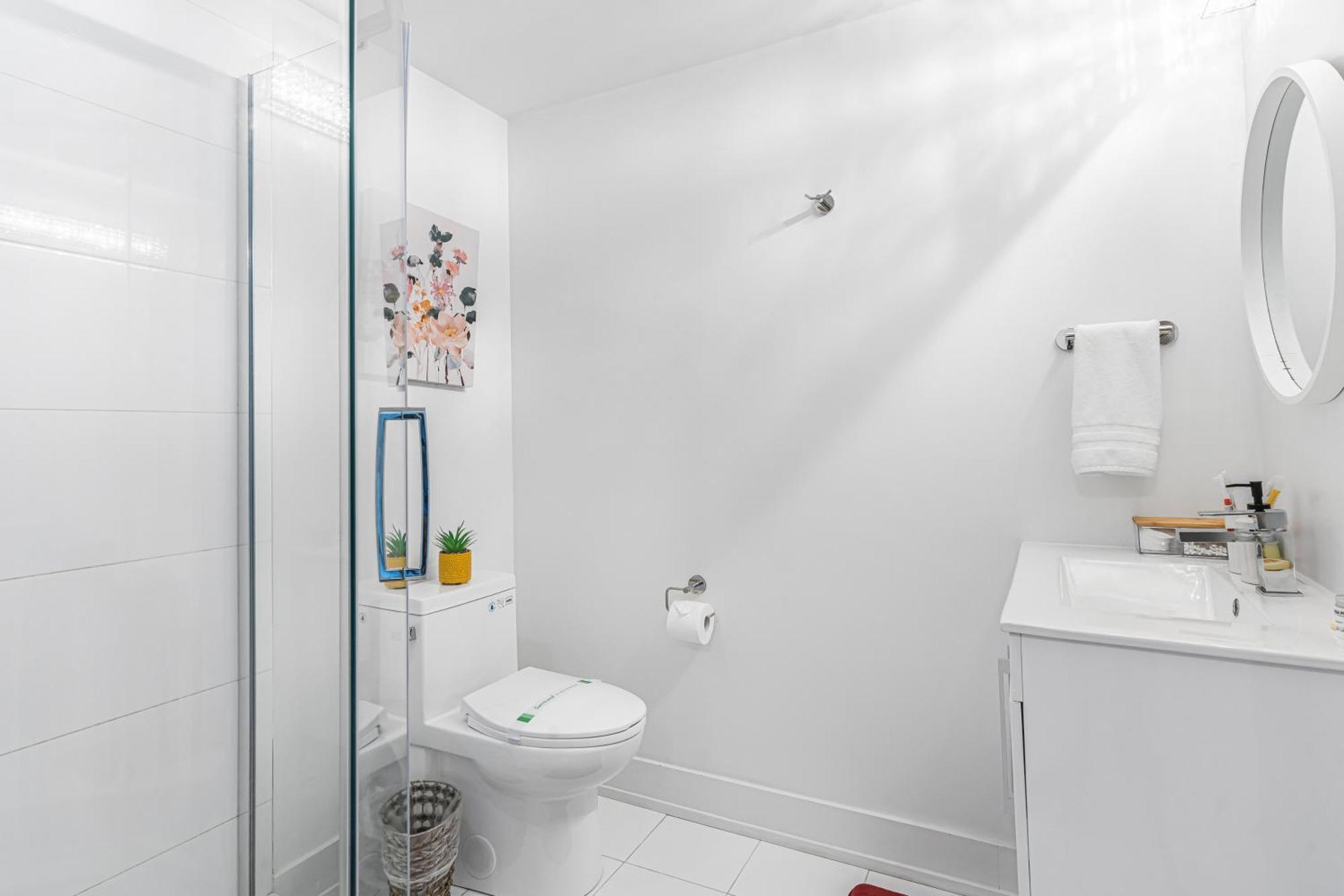 Apartment Vibrant 2br Gateway With Free Parking & 7 Mins To The Falls Niagara Falls